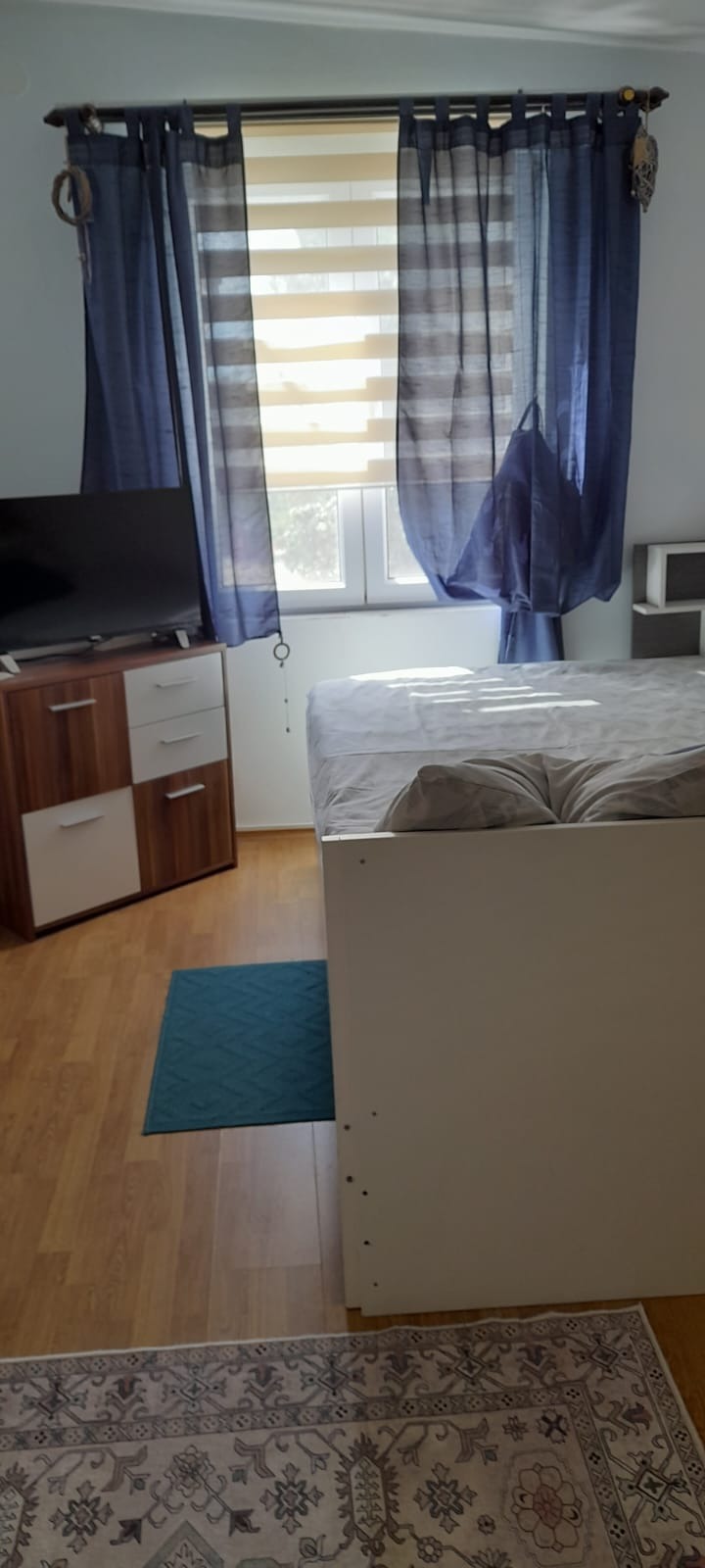 Plavi apartman - krevet i prozor