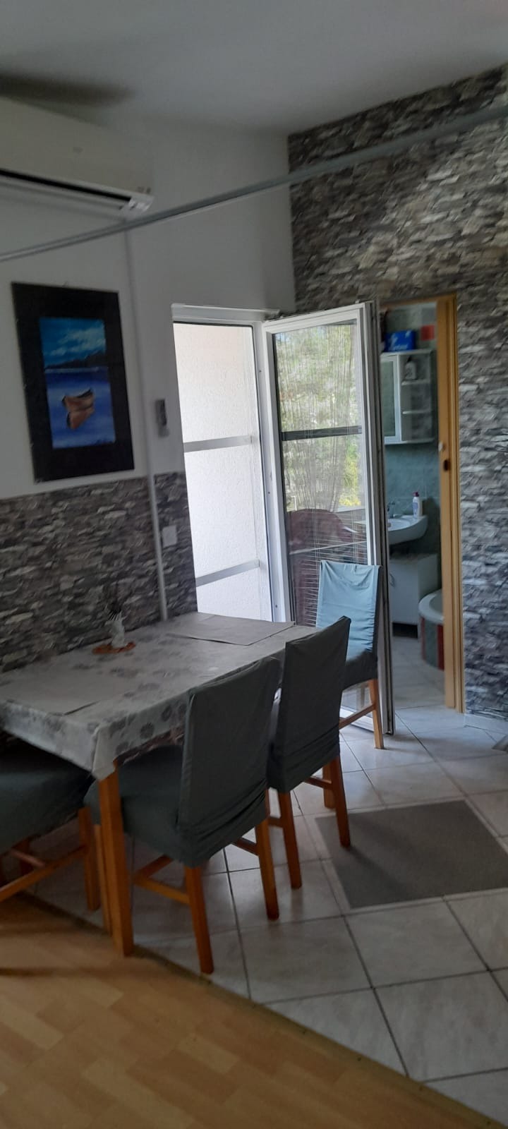 Zeleni apartman - ormar i krevet